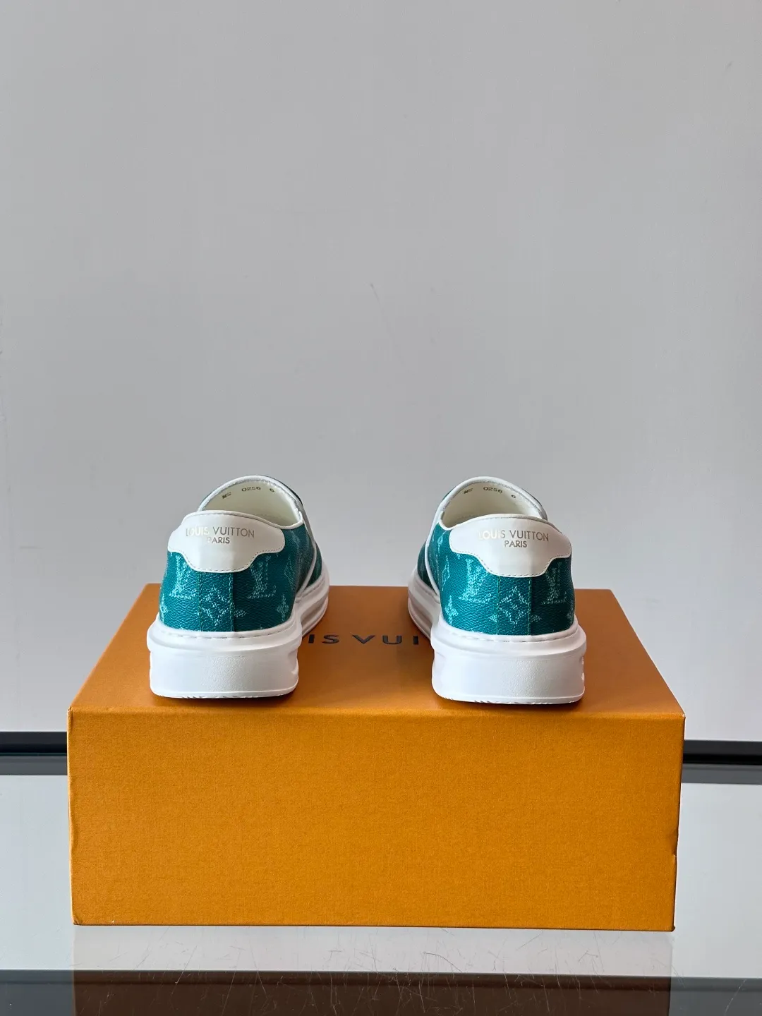 Men's shoes 💰p360 "LOUIS VUITTO＊" Classic presbyopic slip-on loafers are made of classic Damier Gra men's shoes 💰phite canvas, with LV logo embellishment on the shoe body, leather straps decorated with LV metal logo buckles, smooth calf leather trim, and Monogram flower rubber outsole, full of youthful vitality and elegance. Blake craftsmanship and hand-stitched uppers cleverly establish recognition, and the standard sheepskin lining provides a comfortable and soft foot feel! Size: 38-44